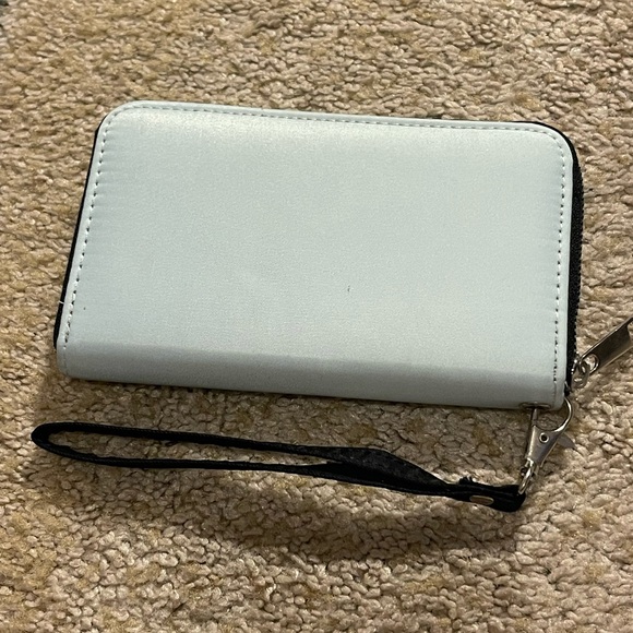 Stay  cool wallet with wristlet - Picture 3 of 6